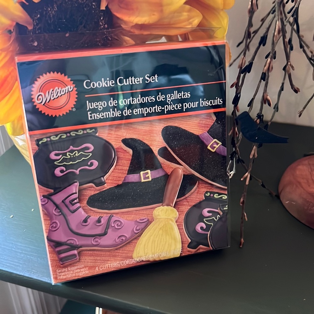Wilton box of 4 Metal Cookie Cutters for Halloween- NWT